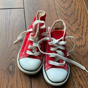 CHILDREN Unisex Chuck Taylor Converse Size 6 Red